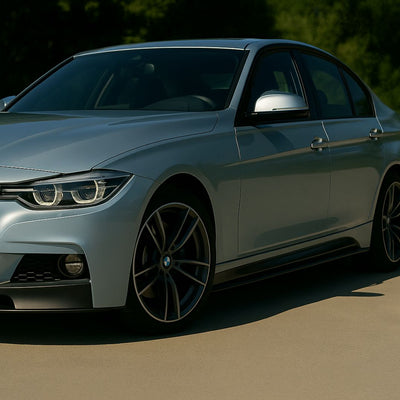 Imagine lateral-frontală cu un BMW Seria 3 F30 echipat cu praguri negre lucioase design M3, evidențiind integrarea armonioasă cu caroseria și aspectul sportiv. Stil M Performance, compatibil 2011–2018