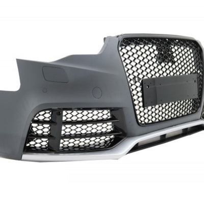 Imagine unghiulară cu bara RS5 montabilă pe Audi A5 8T, evidențiind forma sportivă și grila centrală neagră