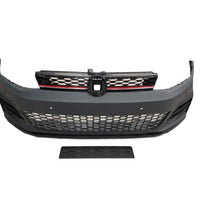 Vedere frontală a barei față GTI aftermarket din ABS cu grilă centrală tip fagure și detaliu roșu, compatibilă cu Volkswagen Golf 7.5 (2017–2020).