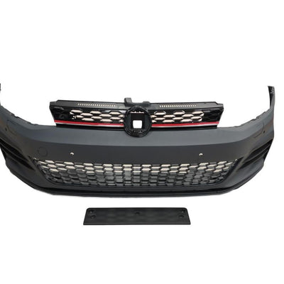 Vedere frontală a barei față GTI aftermarket din ABS cu grilă centrală tip fagure și detaliu roșu, compatibilă cu Volkswagen Golf 7.5 (2017–2020).