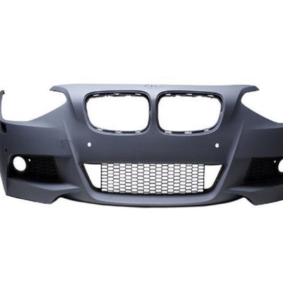 Imagine frontală cu bară față completă M-Sport pentru BMW F20, cu grile centrale tip fagure și decupaje pentru proiectoare ceață – ideală pentru upgrade estetic