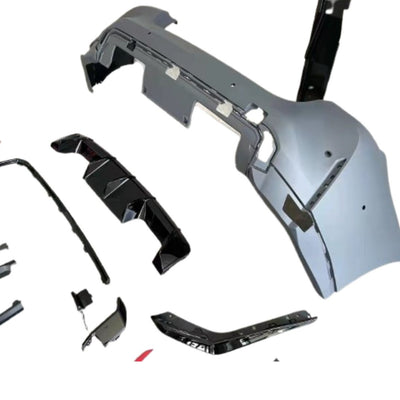 Bară spate pentru BMW Seria 4 G22/G23 cu difuzor negru lucios, ornamente evacuare duble și accesorii laterale – parte din pachetul exterior aspect M4.