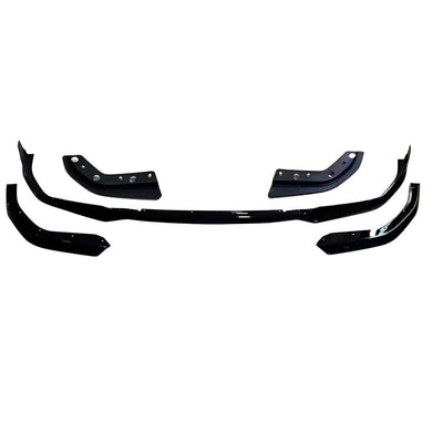 Comparație vizuală între BMW Seria 3 G20 în versiune standard și același model echipat cu prelungire bară față M Sport – Gloss Black – vedere frontală ușor laterală