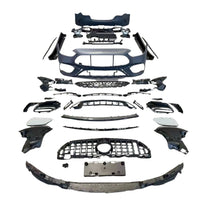 Componentele complete ale kitului exterior C63 AMG pentru Mercedes Clasa C W206, afișate din unghi frontal, inclusiv bară față, grilă, ornamente și elemente de montaj.