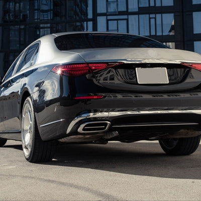 Mercedes W223 cu pachet complet Maybach Look, vedere din unghi spate-lateral, finisaj bicolor și evacuări rectangulare cromate