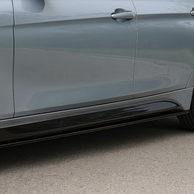Vedere apropiată cu focus pe montajul lateral al pragului negru lucios pe un BMW Seria 3 F30/F31, design inspirat de M3. Element estetic aftermarket, perfect integrat cu linia caroseriei