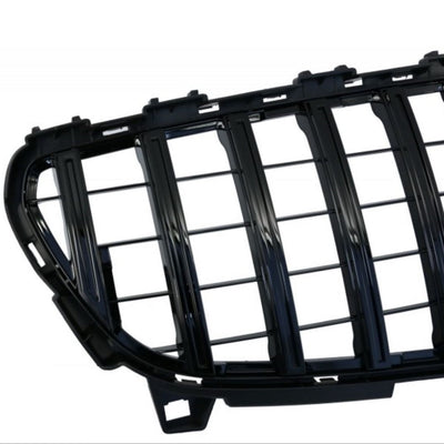 Prim-plan cu barele verticale ale grilei GTR negre pentru Mercedes A-Class W176 (2012–2015), material ABS rezistent la impact.
