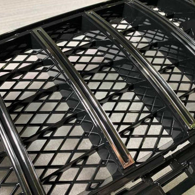 Prim-plan grilă GTR Mesh Style argintie pentru Mercedes-Benz E-Class W213 2020+, evidențiere detalii mesh sportiv și finisaj lucios.