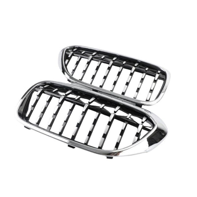 Gros-plan detaliu finisaj cromat al grilei frontale BMW Seria 5 G30/G31 Pre LCI (2017–2019), design Diamond Chrome, material ABS rezistent și lamele negre lucioase.
