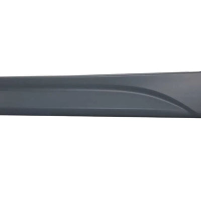 Vedere detaliată din unghi frontal a unui prag lateral M-Sport compatibil BMW Seria 3 F30/F31. Se evidențiază curba superioară și materialul grunduit, pregătit pentru vopsire personalizată.