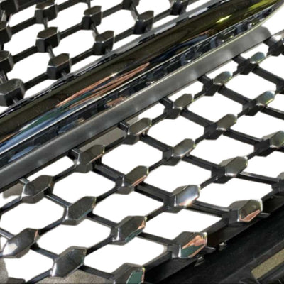 Detaliu grilă Diamond Look cu inserții tip diamant pentru Mercedes-Benz E-Class W212 Facelift 2013–2015, material ABS rezistent, crom lucios.