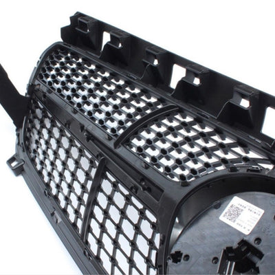 Detaliu apropiat al grilei Diamond gri pentru Mercedes CLA W117 (2013–2015), evidențiind modelul tip diamant și inserțiile cromate, componentă auto aftermarket.