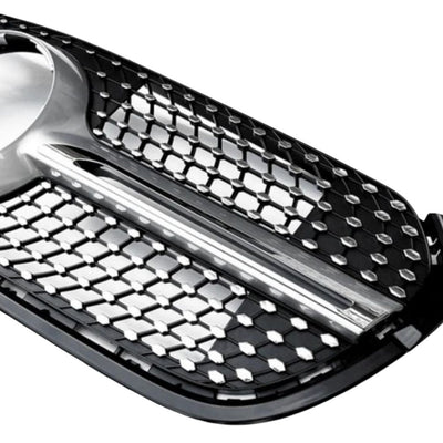 Gros-plan pe grila Diamond pentru Mercedes X-Class W470, evidențiind detaliile diamant cromate și structura ABS de calitate superioară.