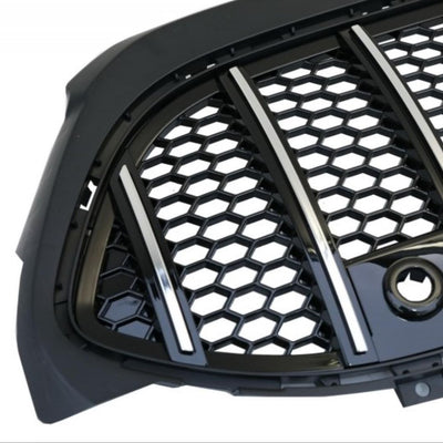 Gros-plan pe detaliile grilei GTR Mesh Style pentru Mercedes A-Class W177 (2019+), finisaj negru lucios cu inserții verticale cromate.