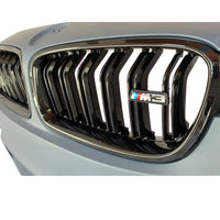 Colaj cu bară față M3 Style pentru BMW F30/F31, prezentând două unghiuri: frontal și lateral. Include toate detaliile: grile de aerisire, grile centrale și design aerodinamic sportiv.
