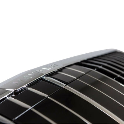 Gros-plan pe inscripția Maybach și barele cromate ale grilei frontale compatibile cu Mercedes E-Class W213 (2016–2019), stil exclusivist.