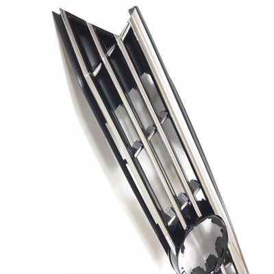 Gros-plan pe detaliile lamelor orizontale ale grilei R-Line, evidențiind finisajul cromat lucios și calitatea construcției din plastic ABS.