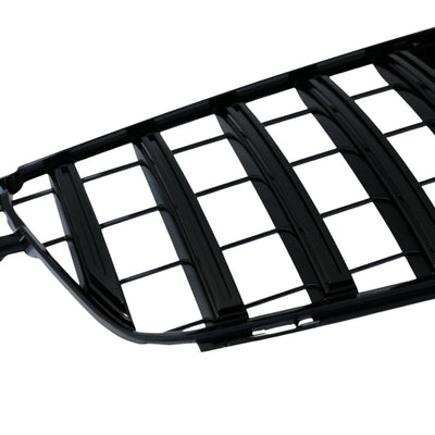 Gros-plan cu lamelele verticale și rama lucioasă ale grilei GTR din ABS pentru Mercedes C-Class W204, finisaj negru lucios.