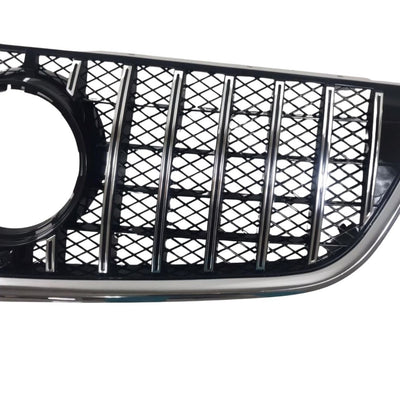 Prim-plan pe partea laterală a grilei GTR Mesh Style pentru Mercedes Vito W447 2014-2020, cu finisaj crom lucios și rețea neagră din ABS.