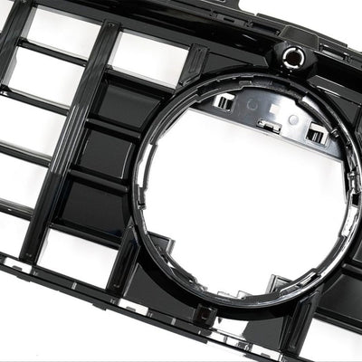 Gros-plan pe prinderea centrală a grilei GTR negre pentru Mercedes CLA W118 (2019+), fabricată din ABS premium, finisaj negru lucios.