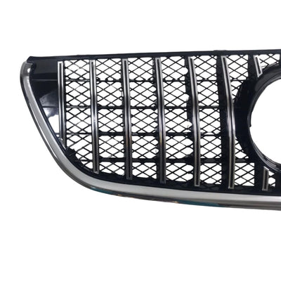 Prim-plan pe partea dreaptă a grilei GTR Mesh Style pentru Mercedes Vito W447 2014-2020, cu nervuri cromate și structură mesh din ABS de calitate.