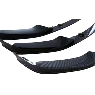 Gros-plan comparativ al prelungirii barei față pentru BMW G30, arătând diferențele între finisajele Gloss Black și Carbon Look, material ABS rezistent.