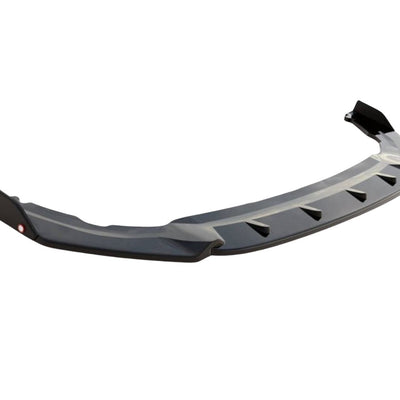 Difuzor bară față pentru Volkswagen Golf 8, finisaj Gloss Black, piesă auto aftermarket sport, vedere laterală unghiulară a componentului.