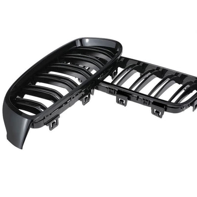 Grilă frontală tip M4 pentru BMW Seria 4 F32/F33, fabricată din plastic ABS rezistent, finisaj negru lucios, unghi jos lateral.