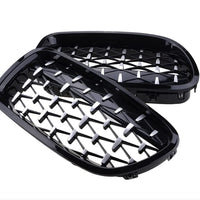 Grilă frontală tip diamant pentru BMW Seria 5 F10 F11, fabricată din ABS negru lucios, unghi lateral cu design sportiv și elegant.
