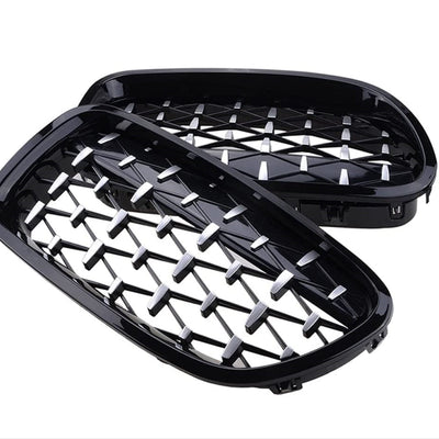 Grile tip diamant BMW F10 F11 realizate din plastic ABS rezistent, vedere în perspectivă diagonală, stil sportiv și modern.