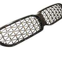 Grilă frontală Diamond pentru BMW Seria 5 G30/G31 LCI (2020–2023), cu design tip diamant negru lucios, realizată din ABS rezistent, pentru un look elegant și agresiv.