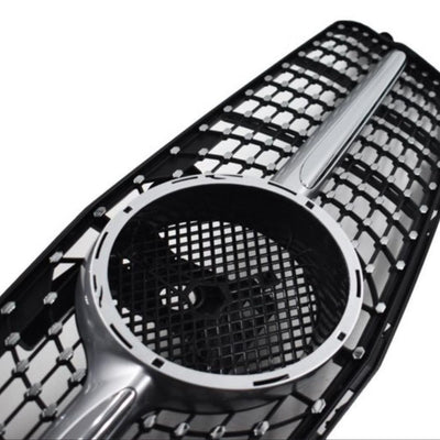Grilă Diamond gri crom pentru Mercedes C-Class W204, unghi lateral jos, design sportiv cu elemente cromate.