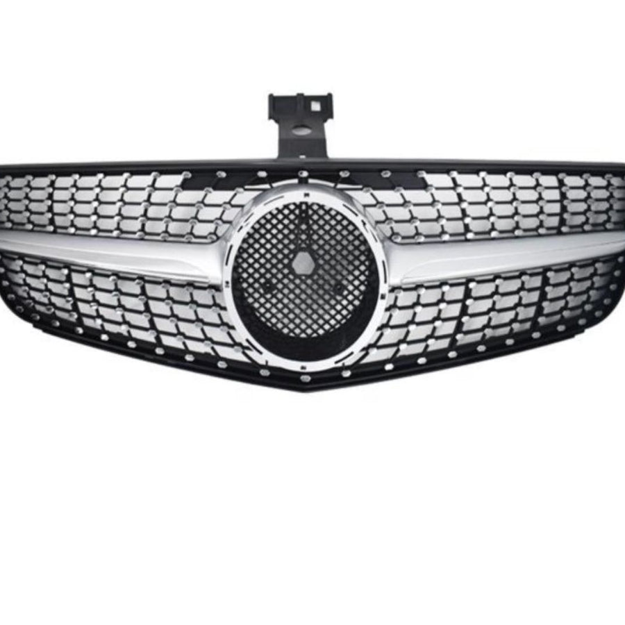 Grilă Diamond gri crom Mercedes C-Class W204 (2007–2014), design sportiv și elegant, material ABS de calitate, vedere frontală completă.