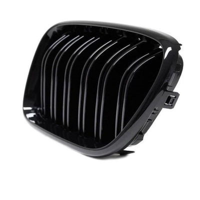 Grilă individuală pentru BMW X3 F25 (2014–2018), dublu-rinichi M Look, negru lucios, detaliu lateral cu prinderi vizibile.