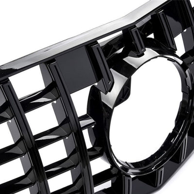 Prim-plan pe grila GTR Look neagră pentru Mercedes E-Class W212, evidențiind finisajul lucios ABS și suportul pentru emblemă centrală.