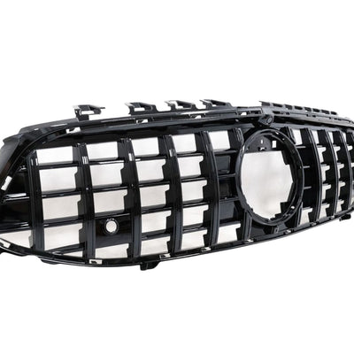 Grilă GTR aftermarket Mercedes CLA W118 (2019+), fotografiată din unghi lateral, evidențiind designul modern și grilele verticale.