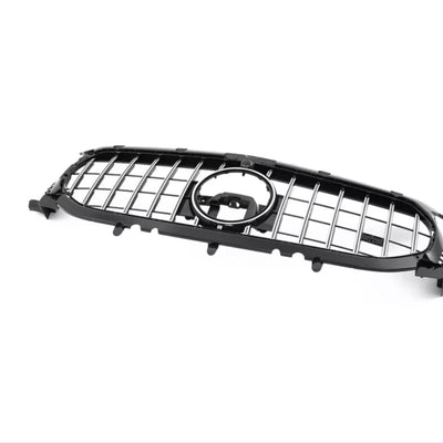 Grilă GTR aftermarket cromată pentru Mercedes GLA H247 (2020+), fotografie din unghi lateral oblic, structură solidă din ABS, stil sportiv.