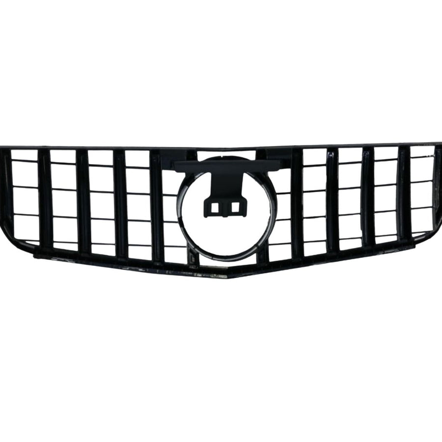 Grilă GTR neagră din ABS pentru Mercedes C-Class W204 (2007–2014), design sportiv cu fante verticale, vedere frontală pe fundal alb.