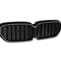 Grilă frontală iluminată LED pentru BMW Seria 5 G30/G31 LCI (2020–2023), cu design negru lucios și accente cromate, vedere din unghi frontal 3/4