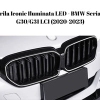 Grilă frontală iluminată LED pentru BMW Seria 5 G30/G31 LCI (2020–2023), cu design negru lucios și accente cromate, vedere din unghi frontal 3/4