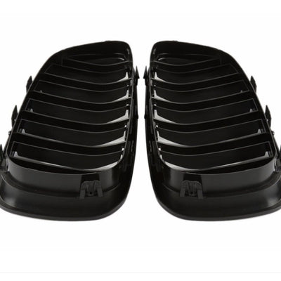 Grilă față BMW Seria 5 F10 (2011–2018) M5 Look, prezentată în detaliu lateral, design cu lamele verticale, ABS negru lucios.