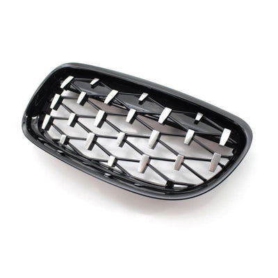 Detaliu grilă frontală Diamond M3 Look pentru BMW E90 2006–2009, finisaj Piano Black, design tip diamant cu lamele cromate.
