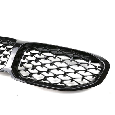 Grilă BMW Seria 1 F40 (2019+), design diamant, finisaj negru lucios, cadru robust din ABS, fotografie detaliată din lateral.