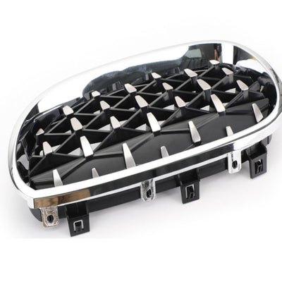 Detaliu lateral grilă față diamant compatibilă BMW E60 2004–2009, ramă cromată și sistem de prindere OEM.