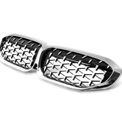 Grilă diamant cu ramă cromată instalată pe BMW Seria 3 G20 alb, vedere frontală din apropiere, design premium aftermarket.