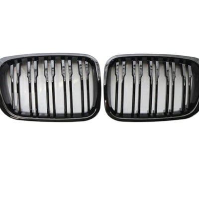 Set grile frontale dublu BMW Seria 3 E46, finisaj negru lucios, vedere frontală produs aftermarket, design sportiv tip M Look.