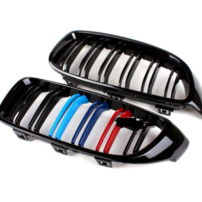 Grilă sportivă BMW Seria 4 F32 M4 Look, pereche stânga-dreapta, finisaj gloss black cu lamele colorate M, material ABS durabil pentru tuning auto.