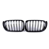 Set grile frontale duble BMW X5 F15 și BMW X6 F16 (2015–2018), design sportiv cu lamele verticale, material ABS rezistent, finisaj negru lucios, perspectivă laterală.