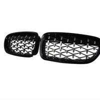 Grilă frontală tip diamant pentru BMW Seria 5 F10 F11, fabricată din ABS negru lucios, unghi lateral cu design sportiv și elegant.