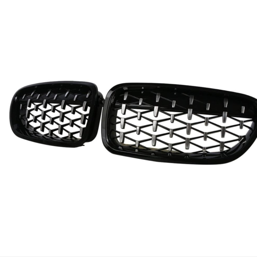 Grilă frontală tip diamant pentru BMW Seria 5 F10 F11, fabricată din ABS negru lucios, unghi lateral cu design sportiv și elegant.